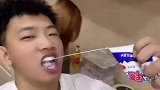 男子在家花式喝奶，没想到被女友给搞翻车了