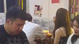 一个敢喂，一个敢吃，大哥这一勺子喂散了两对情侣啊