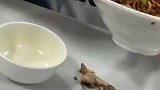 什么叫做良心商家，一碗面中倒出半碗油，能放油绝对不放水