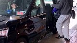 在日本东京搭乘计程车，如果手动触碰车门，司机就会不高兴奇闻趣事