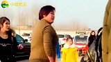 爆笑：难得河里涨大水，这位大哥拿出了古董捕鱼神器