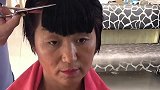 阿姨来理发店剪刘海，理发师给剪的很短，根据脸型设计发型！