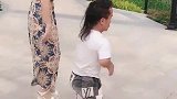妹妹要吃榴莲，袖珍人哥哥却不给买，不料接下来一幕搞笑了