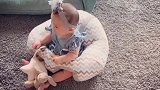 给小宝宝买了个新椅子，看她坐在上面玩得多开心！
