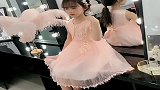我就想问一问，这童模的妈妈怀孕时，是吃“美颜相机”了吗