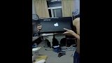 笑爆了！大学生自导IPhone5发布会