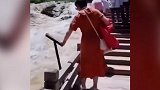 因心情不顺四川黄龙女游客接二连三推倒告示牌垃圾桶 警方已介入