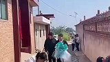 只因新娘长得太平淡，小伙手捧鲜花与新娘擦肩而过