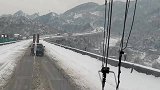 下雪了，只能慢慢的安全行驶
