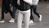 时尚穿搭紧身裤，让美女小姐姐的美丽显得更加独特
