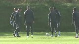 冬季装备安排上！曼联备战欧联杯 小伙子定格pose肿么了？