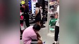 吓坏店员！小哥商场买鞋穿上拔腿就跑 真相竟然是这样