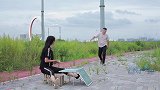 美女摆摊做数学题，答对奖励3000元，来个老大爷，老板赔惨了
