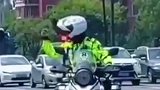 外国男子骑车闯红灯，交警用英语霸气劝阻