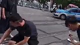 这些蚌埠的大哥大姐们真是好样的！哥俩骑电动车遇车祸受伤倒地，十多位市民纷纷跑来相助