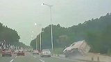 大货车急刹惨遭翻车，又是未保持安全车距的锅