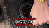 女子走在半路发现鞋垫掉了，回去用胶水粘起来