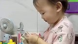 宝宝模仿奶奶数钞票