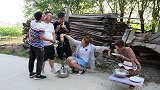 两个美女卖面，干净的反倒没有邋遢的生意好，为啥呢