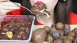 美女试吃浓郁巧克力浇汁酥球泡芙、多种巧克力球、巧克力蛋
