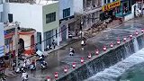 海水不断拍打上岸，过路电动车纷纷躲避！