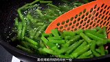 天热了，豆角别总炒着吃了，做一盘这样的麻酱豆角，下酒又下饭