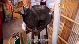 大叔街头卖“黑色小吃”，一袋15元，食客：这手艺快失传了