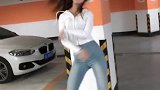 地下车库遇到美女尬舞，动感舞姿精彩有看点