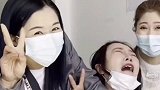 晕针女子接种疫苗 真是心酸又好笑。来，宝宝不哭，让亲闺蜜给你遮住眼睛……