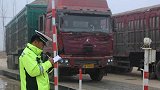 85辆违法大货车组团被查获 ：货车队伍排出3公里