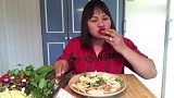 大妈吃香茅鸡脚汤拌面条，小萝卜和小茄子直接生吃，胃口真好