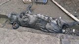 小邓今天来猪圈，看见一头母猪卡在石缝里，这该怎么办才好