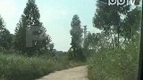 实拍东莞光膀男子黑窝点偷炼地沟油