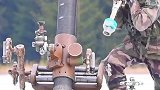 外国士兵发射榴弹炮，顺序错了差点就耳聋了，还好队友没有拉引线