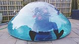 溺水究竟有多恐怖，老外作死挑战，钻入注水的悠波球里体验！