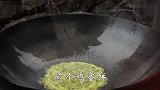 初冬寒意浓，大哥炖一锅鱼羊鲜，兄弟俩喝着汤回忆小时候的故事