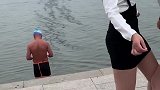 两姐妹在河边跳舞，河下游泳的大哥心情真淡定啊