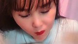 小美女吃猪皮，一口接一口吃真爽