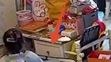 客厅发热地毯突然起火，两岁女童发现后提醒家人
