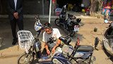 电动车男子“蛇皮走位”，下一秒就悲剧了！怪不得网友吐槽！