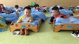 俩小孩交流太可爱了，一个要找爸爸，一个要找奶奶