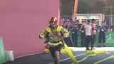 超帅！世警会首个消防类专业比赛项目 消防员高温下负重奔跑