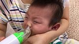 妈妈帮宝宝吸鼻涕，宝宝全程在哭，哭得那叫一个惨