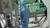 工人殊不知被身后一群人看着