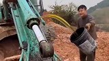挖掘机师傅这操作，老板要是看见要哭晕在厕所，就怕算计不到位