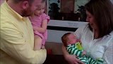 领养宝宝和新家人的第一次见面，这一刻大家心里只有感动