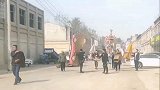 喝多了就别出来送行了，车还没上路，就成事故车了