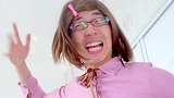老婆发现老公高烧，借机拿来两根香肠，她到底想干什么