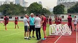 李磊因伤不参加合练 与里皮场边单独谈话