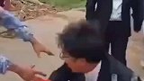 看似无意摔倒其实瞄准了目标